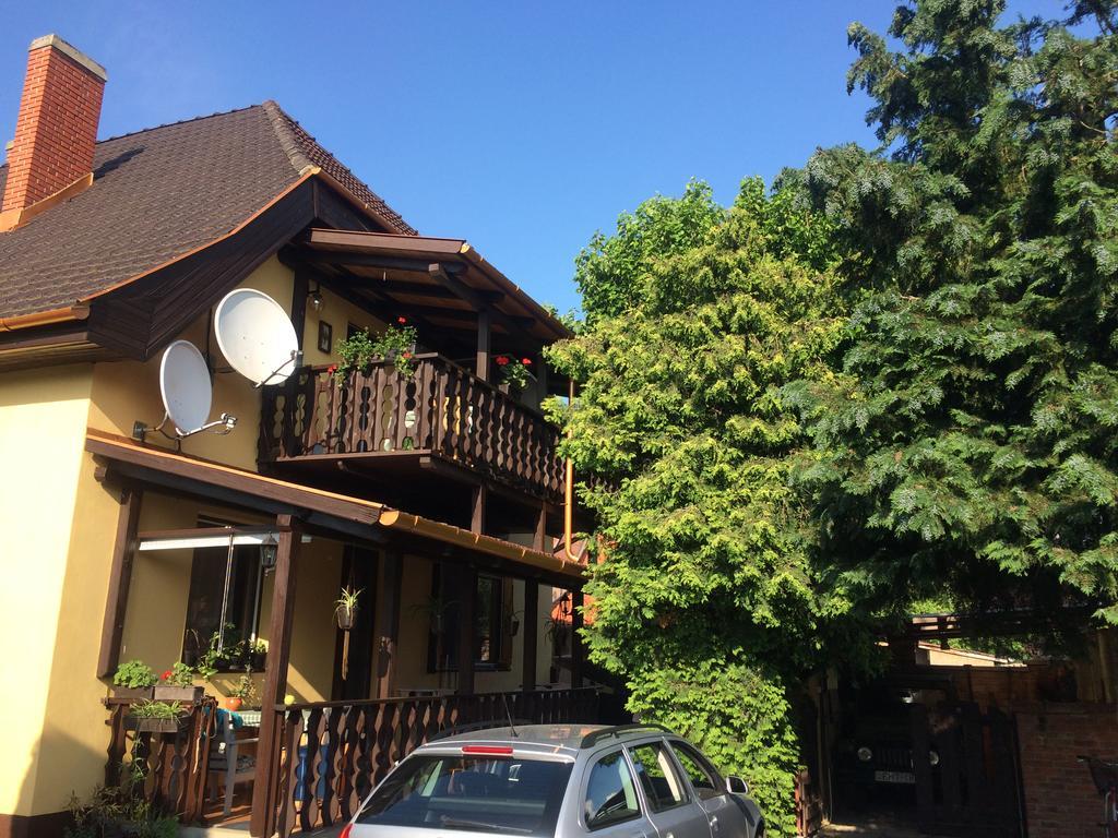 Emi Vendeghaz Hotel Balatonszárszó Exterior foto