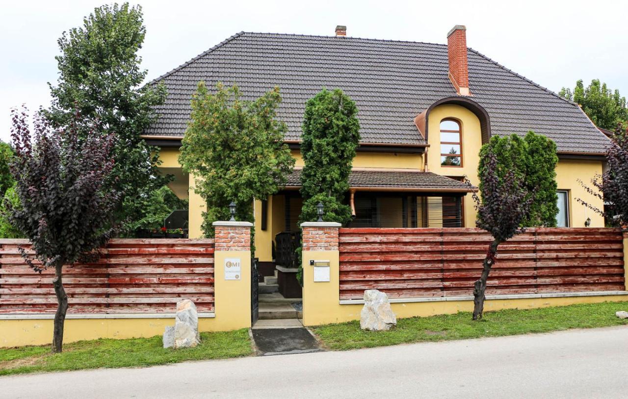Emi Vendeghaz Hotel Balatonszárszó Exterior foto