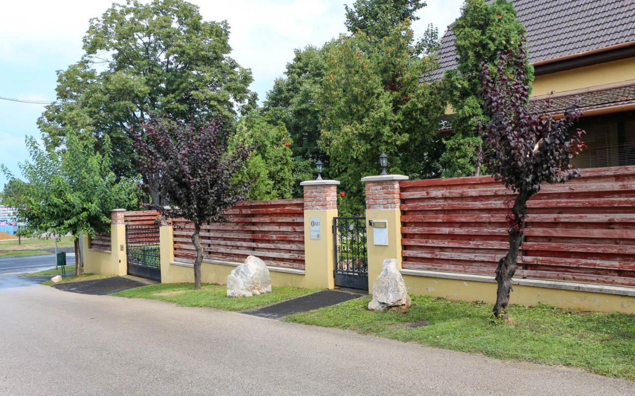Emi Vendeghaz Hotel Balatonszárszó Exterior foto