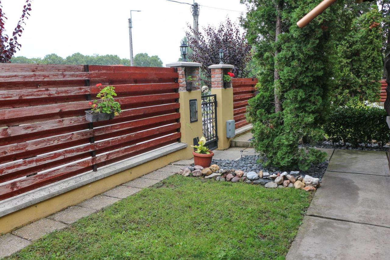 Emi Vendeghaz Hotel Balatonszárszó Exterior foto